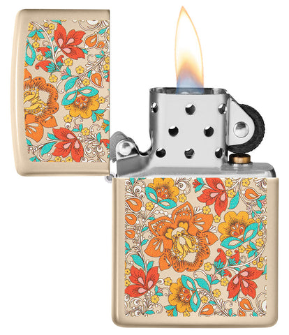Encendedor Zippo de color arena con estampado floral de estilo hippie abierto con llama