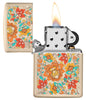 Encendedor Zippo de color arena con estampado floral de estilo hippie abierto con llama