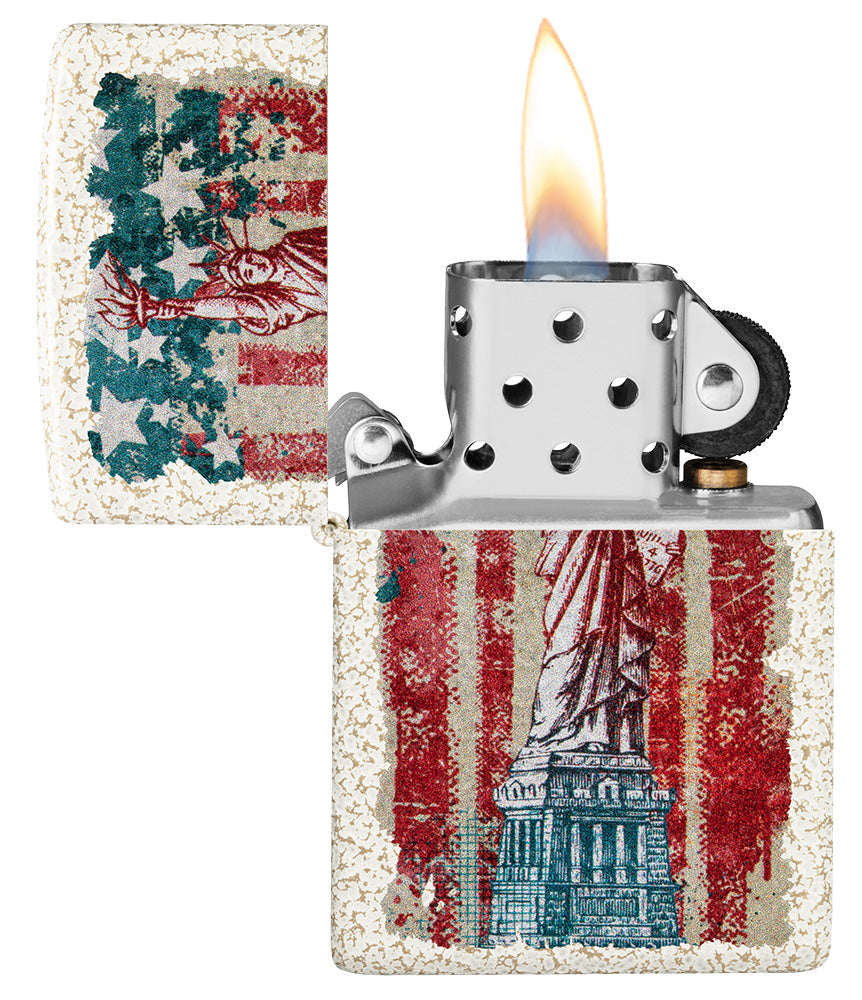 Encendedor Zippo vista frontal Mercury Glass abierto y encendido con la imagen coloreada de la Estatua de la Libertad y la bandera americana en el fondo