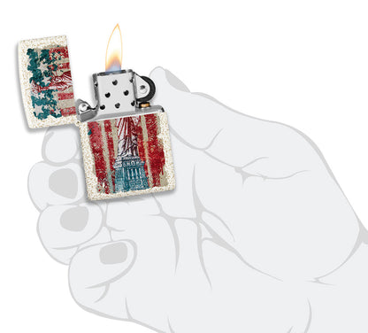 Encendedor Zippo vista frontal Mercury Glass abierto y encendido con imagen coloreada de la Estatua de la Libertad y la bandera americana de fondo en mano estilizada