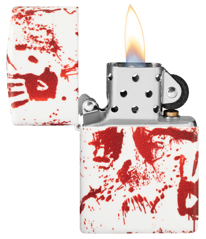 Encendedor Zippo 540 grados de diseño blanco mate con huellas de manos ensangrentadas abierto con llama