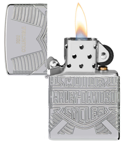 Zippo Feuerzeug Sammlerstück 2022 Harley Davidson Logo mit tiefen Gravuren auf hochglanzpoliertem dickwandigem Feuerzeug geöffnet mit Flamme