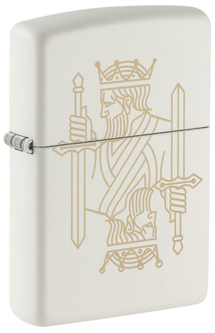 Encendedor Zippo vista frontal ¾ de ángulo blanco mate con grabado láser a dos caras de un rey con corona así como una espada.