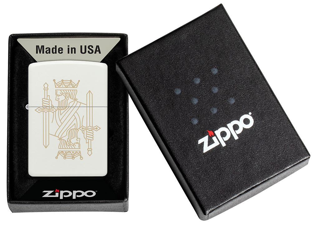 Encendedor Zippo blanco mate con grabado láser a doble cara de un rey con corona y espada en caja de regalo abierta