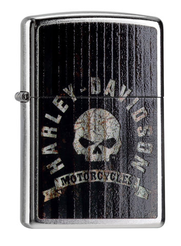 Vue de face 3/4 briquet Zippo chromé avec lettrage Harley-Davidson sur fond noir avec tête de mort en dessous