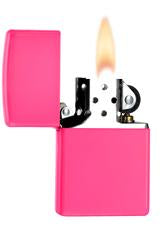 Briquet Zippo rose fluo, ouvert avec flamme