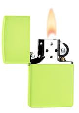 Briquet Zippo jaune fluo, ouvert avec flamme