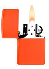 Briquet Zippo orange fluo, ouvert avec flamme