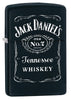 Vue de face 3/4 briquet Zippo noir avec logo Jack Daniel's blanc