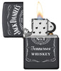 Briquet Zippo noir avec logo Jack Daniel's blanc, ouvert avec flamme