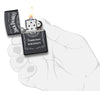 Briquet Zippo noir avec logo Jack Daniel's blanc, ouvert avec flamme dans une main stylisée