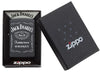 Briquet Zippo noir avec logo Jack Daniel's blanc, dans une boîte ouverte