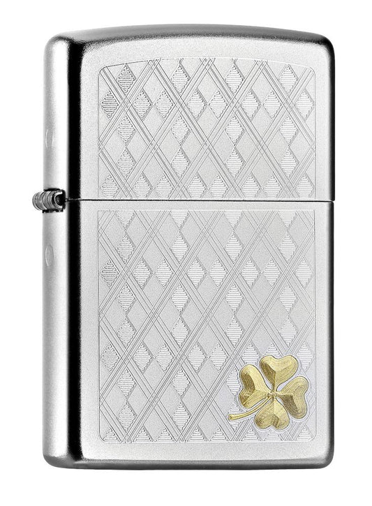Vue de face briquet Zippo chromé à carreaux gravés avec un petit trèfle dans le coin inférieur droit 