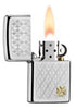 Vue de face briquet Zippo chromé à carreaux gravés avec un petit trèfle dans le coin inférieur droit, ouvert avec flamme