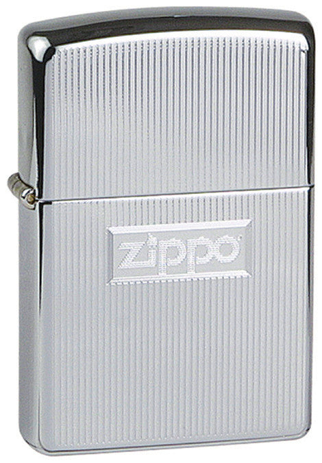 Vista de tres cuartos del mechero a prueba de viento Zippo Engine Turn with Zippo