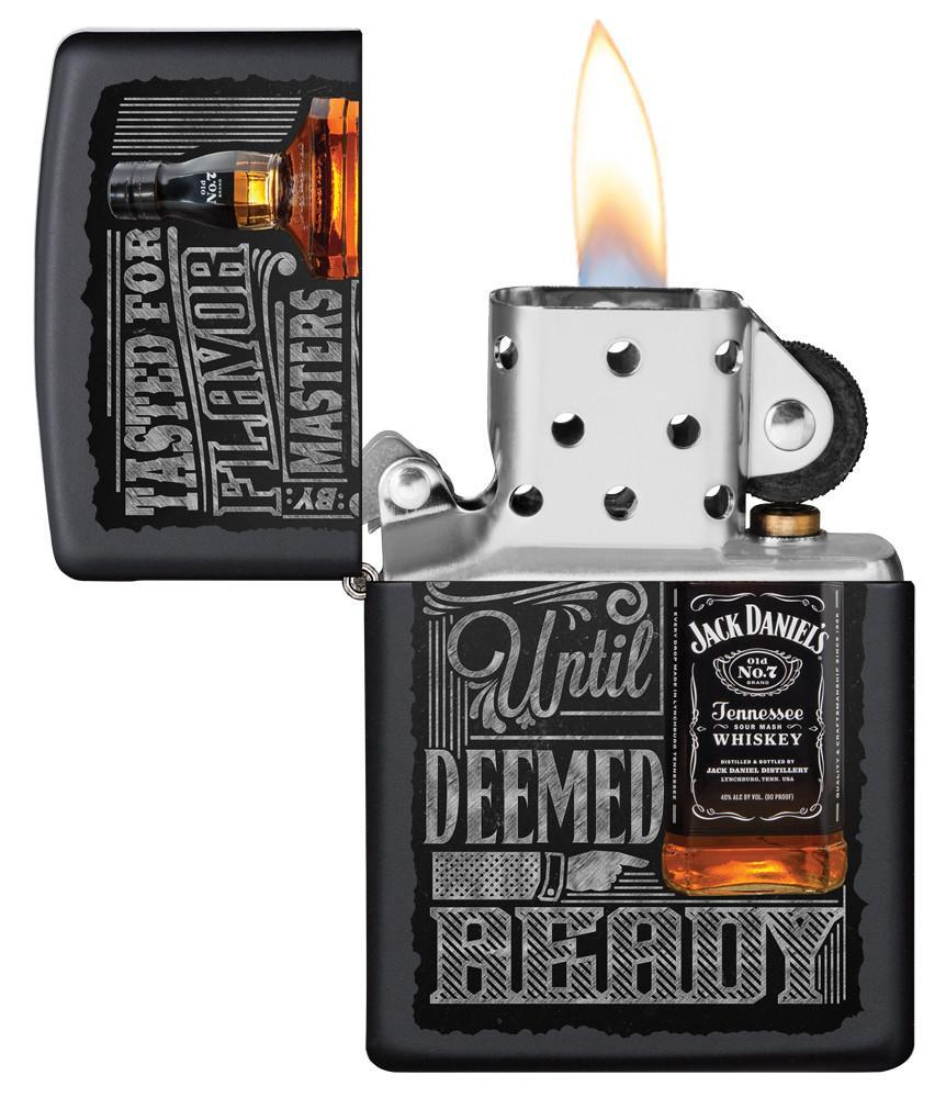 Briquet Zippo noir avec la bouteille de Jack Daniel's, ouvert avec flamme