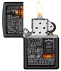 Briquet Zippo noir avec la bouteille de Jack Daniel's, ouvert avec flamme