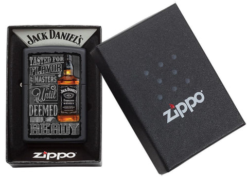 Briquet Zippo noir avec la bouteille de Jack Daniel's, dans une boîte ouverte