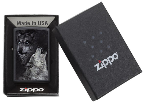 Briquet Zippo noir avec deux loups dont un hurlant, dans une boîte ouverte