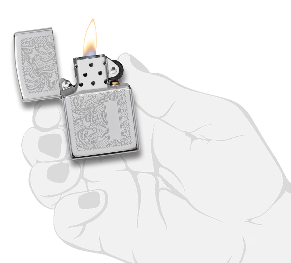 Mechero a prueba de viento Zippo Seamless Pattern en una mano para representar el tamaño del mechero