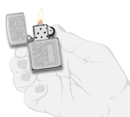 Mechero a prueba de viento Zippo Seamless Pattern en una mano para representar el tamaño del mechero