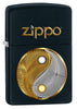 Vue de face 3/4 briquet Zippo avec lettrage Zippo et symbole Yin Yang en dessous