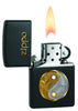 Briquet Zippo avec lettrage Zippo et symbole Yin Yang en dessous, ouvert avec flamme