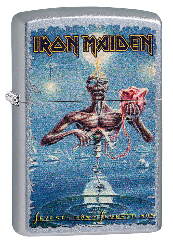 Vista de tres cuartos del mechero a prueba de viento Zippo Iron Maiden