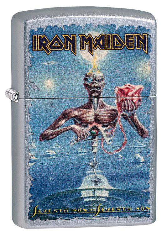 Vista de tres cuartos del mechero a prueba de viento Zippo Iron Maiden