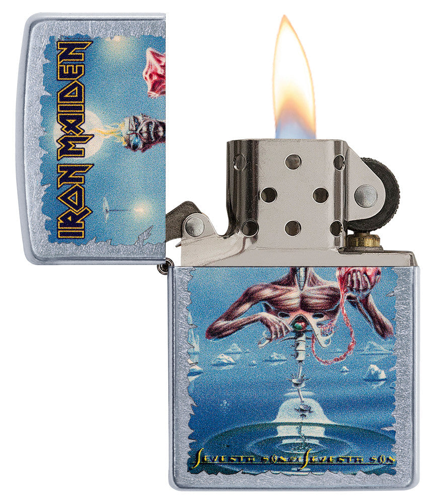 Vista frontal del mechero a prueba de viento Zippo Iron Maiden abierto, con llama