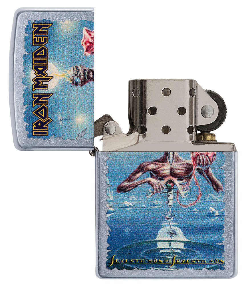 Vista frontal del mechero a prueba de viento Zippo Iron Maiden apagado, sin llama
