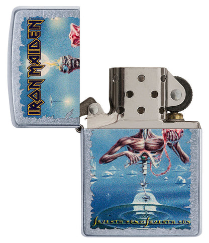 Vista frontal del mechero a prueba de viento Zippo Iron Maiden apagado, sin llama