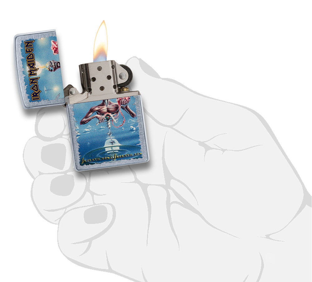 Mechero a prueba de viento Zippo Iron Maiden en una mano para representar el tamaño del mechero