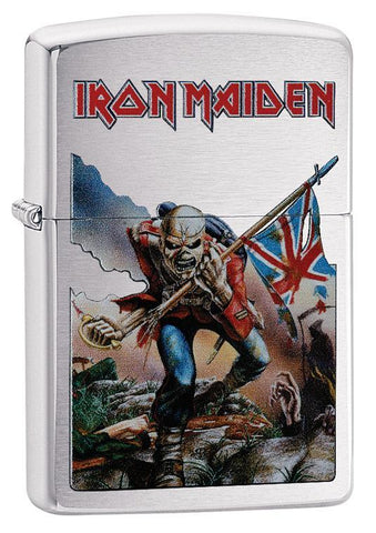 Vue de face 3/4 briquet Zippo chromé mascotte Iron Maiden Eddie The Head en uniforme britannique sur un champ de bataille