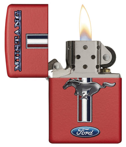 Briquet Zippo rouge avec logo Ford Mustang, ouvert avec flamme