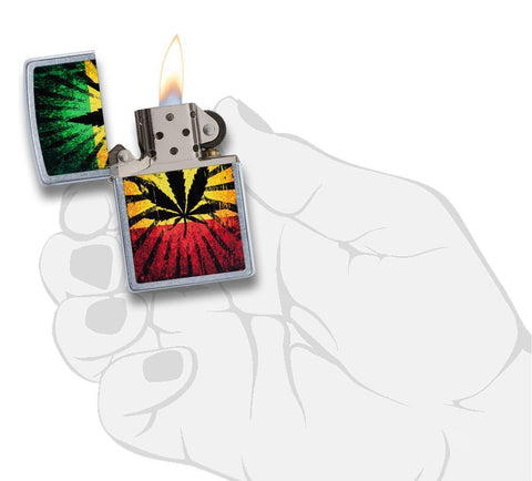  Briquet Zippo chromé avec feuille de chanvre sur fond aux couleurs de le Jamaïque, ouvert avec flamme dans une main stylisée