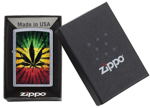  Briquet Zippo chromé avec feuille de chanvre sur fond aux couleurs de le Jamaïque, dans une boîte ouverte