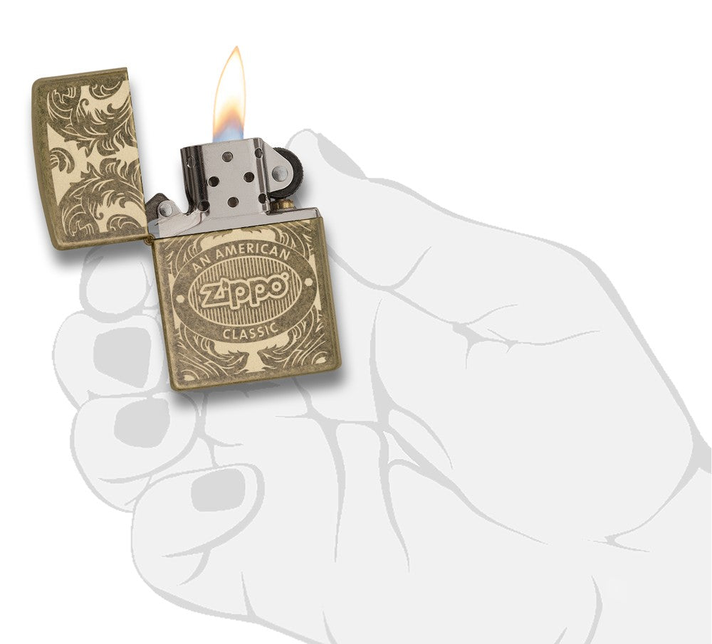 Mechero a prueba de viento Zippo Scroll en una mano para representar el tamaño del mechero
