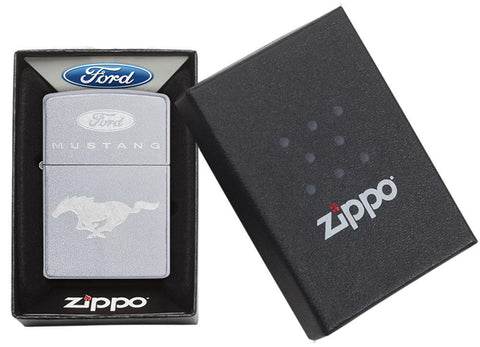 Briquet Zippo chromé lettrage Ford Mustang avec cheval au galop en dessous, dans une boîte ouverte