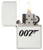 Briquet Zippo blanc James Bond avec le logo 007 au milieu, ouvert avec flamme