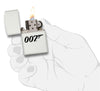Briquet Zippo blanc James Bond avec le logo 007 au milieu, ouvert avec flamme dans une main stylisée