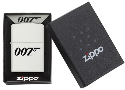 Briquet Zippo blanc James Bond avec le logo 007 au milieu, dans une boîte ouverte