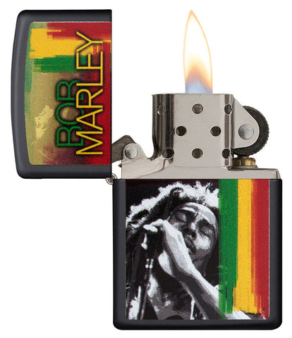Vista frontal del mechero a prueba de viento Zippo Bob Marley abierto, con llama