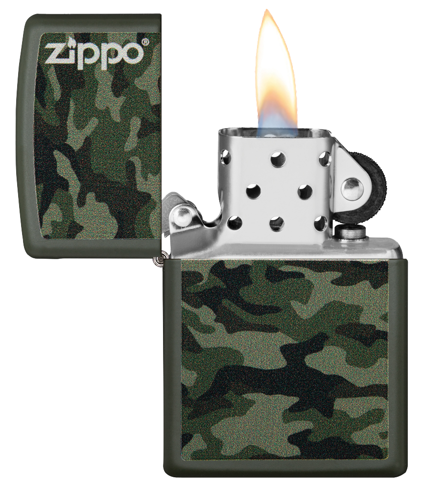 Vista frontal del mechero a prueba de viento Zippo Camo and Zippo Design abierto, con llama