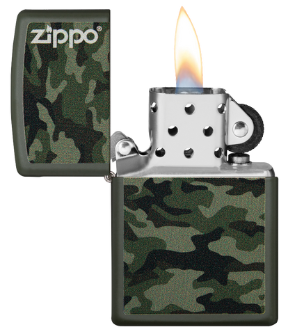 Vista frontal del mechero a prueba de viento Zippo Camo and Zippo Design abierto, con llama