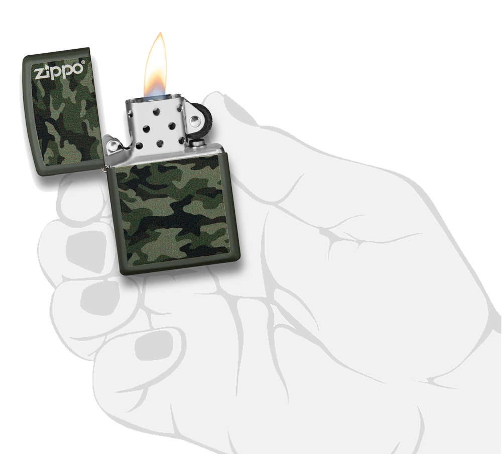 Mechero a prueba de viento Zippo Camo and Zippo Design en una mano para representar el tamaño del mechero