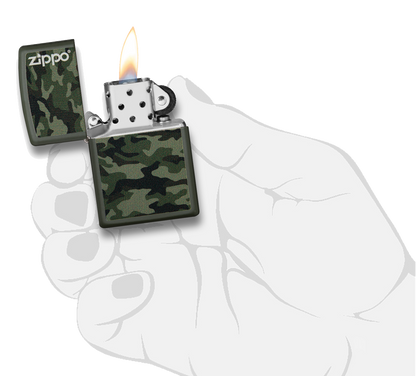 Mechero a prueba de viento Zippo Camo and Zippo Design en una mano para representar el tamaño del mechero