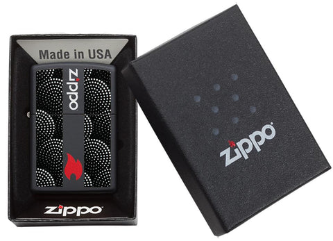 Briquet Zippo noir logo avec flamme entourée de cercles en pointillés, dans une boîte cadeau ouverte
