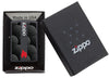 Briquet Zippo noir logo avec flamme entourée de cercles en pointillés, dans une boîte cadeau ouverte