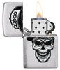 Briquet Zippo chromé tête de mort avec casquette Zippo, ouvert avec flamme